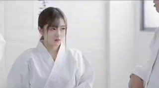 發現人妻女教師不忠，改以三日為僱用期間，以穿着女僕裝扮為報酬，對其進行中出－黑川蓳